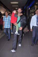 Hrithik Roshan snapped at the Mumbai Airport on 14th June 2012 (20).JPG